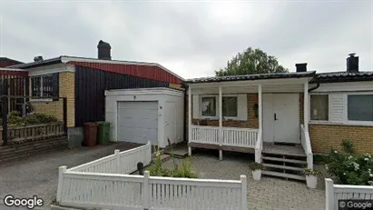 Lägenheter till salu i Botkyrka - Bild från Google Street View Lägenheter till salu i Botkyrka - Bild från Google Street View