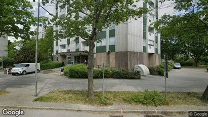 Lägenheter till salu i Täby - Bild från Google Street View Lägenheter till salu i Täby - Bild från Google Street View