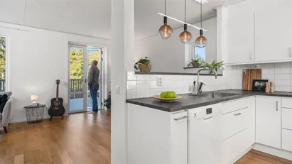GAVEL mot skogen! Som nytt, byggt 2023 med golvvärme & modern öppen planlösning samt två badrum.