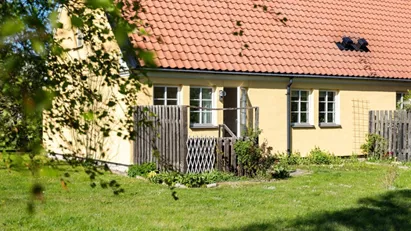 Markplanslägenhet med gavelläge och egen uteplats i söderläge.