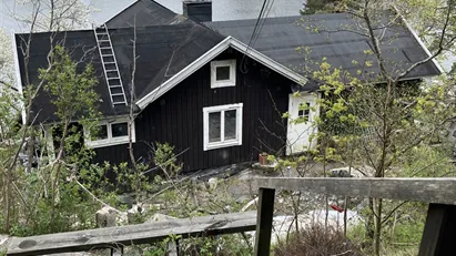 Rum i hus från 1920-talet på sjötomt vid Skurusundet