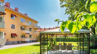 1 515 kr/månad! BALKONG mot fantastisk innergård. Compact living när den är som bäst.