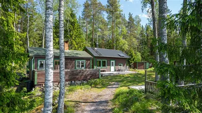 I Allmänninge fäbodar ligger detta fritidshus med naturskönt läge med närhet till bad & svampskogen!