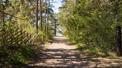 Tomt på rätt sida vägen med gångavstånd till stranden