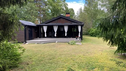 Fritidshus med två gästhus i Hellvi vid Hideviken