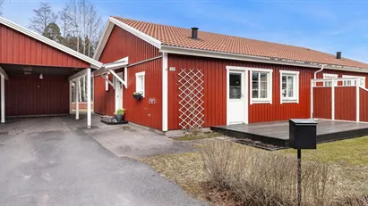 Trevligt enplans-parhus med tillhörande carport och med uteplatser på såväl fram- som baksida...