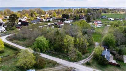 Tomt i Ljugarn med väldigt generös byggrätt samt kommunalt vatten och avlopp betalt
