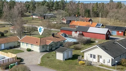 Välskött fastighet med gästhus och pool nära Kalmarsund och Beijershamn!