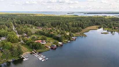 Havsnära(!) i ETT plan med naturen runt knuten, gångavstånd till bad- & båtplats 20 min till Gävle
