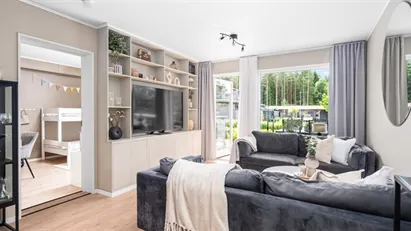 Välplanerad 3:a med öppen planlösning, samt stor uteplats i populärt område!