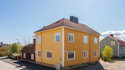 Generös TVÅfamiljsvilla i Gamla Strömsbro! 8 rok. Hörntomt, kullersten & äppelträd! 3 475 000 kr