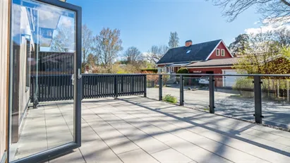 Unika förutsättningar med en helt NY(!) bottenvåning belägen i lugnt och attraktivt villaområde!