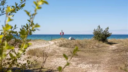 Tomt på rätt sida vägen med gångavstånd till stranden