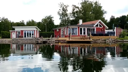 Ett sjönära permanentboende med privata bryggor/trädäck