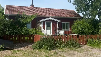 Högt belägen mindre stuga i bymiljö