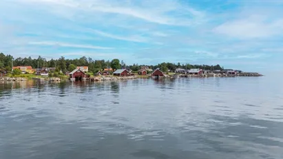 Enplanshus på rymlig & friköpt hörntomt med havsutsikt i anrikt fiskeläge, endast 20 min till Gävle