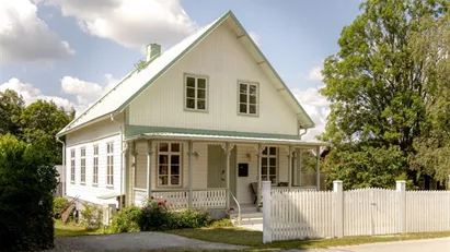 Stilfull sekelskiftesidyll med pool