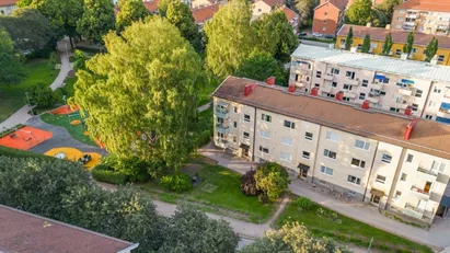 Nytt -23 duschrum! Attraktivt belägen & välplanerad tvåa med nytt -20 kök, granne med två parker