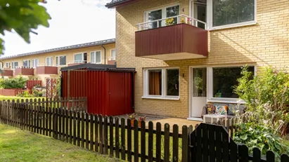 Stilren 4:a med tre uteplatser och hörnläge i attraktiva Kölen