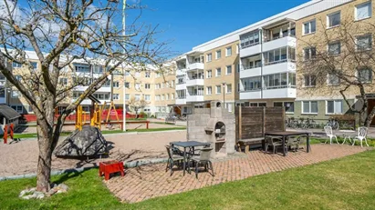 HISS! Totalrenoverat duschrum med tvättmaskin. Renoverat kök. Åtskiljda sovrum. Inglasad balkong.