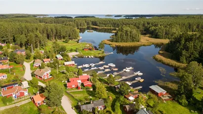 Friköpt havstomt med plats för en båd. Timrad fäbodstuga från 1700-talet. Sovstuga och sjöstuga.