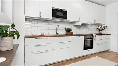 Afbeelding van: Nytt kök & ny tvättmaskin samt stora rum, bekvämt på första våningen i Brf Östermalm.