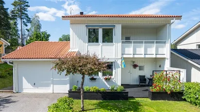 Renoverat med generösa sällskapsytor & 2 badrum i attraktiva Västbyggeby, nära Mackmyraskogen