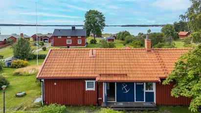 Enplanshus på rymlig & friköpt hörntomt med havsutsikt i anrikt fiskeläge, endast 20 min till Gävle
