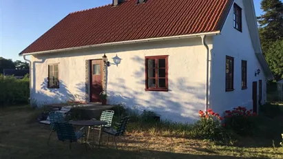 Kalkstenshus med tillhörande kalkstenslada