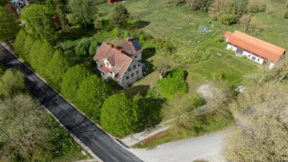 Vacker jordbruksfastighet i hjärtat av Gothem kyrkby – med charmigt stenhus och ladugård