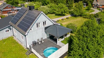 Ca 80 kvm garage! Bergvärme + solceller! Renoverat 40-talshus med pool, nära havet, sjö & tåg