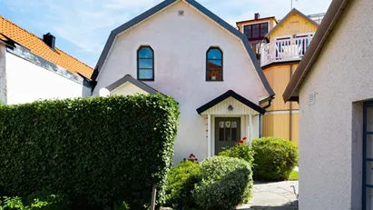 Unikt eget gårdshus i hjärtat av Visby innerstad– i en stillsam och prunkande innerstadsmiljö