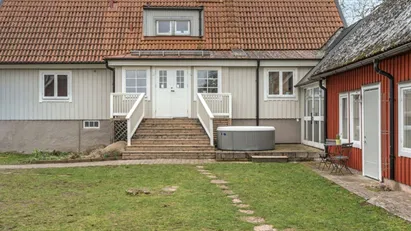 Imagen de: Välkommen till Norra Kvinneby – där drömmen om det lantliga livet blir verklighet!