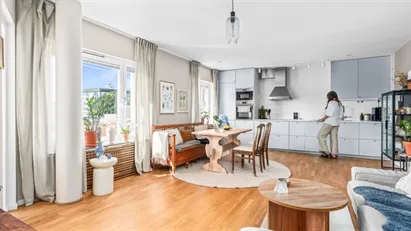 Låg avgift -Öppen planlösning NYTT kök & bad(!) på vån 5 i mycket bra förening med HISS i markplan.