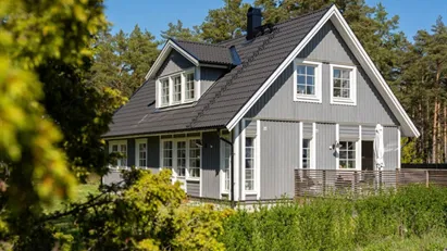Nybyggd villa i Bro
