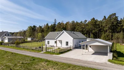 Vacker putsad enplansvilla från 2018 en kvart från Visby