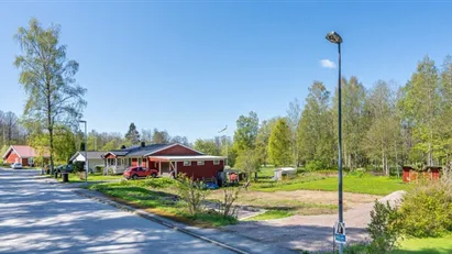 Bästa läge i uppbyggt villaområde med naturen på såväl fram- som baksida. Bygglov finns.