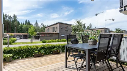 Välplanerad 3:a med öppen planlösning, samt stor uteplats i populärt område!