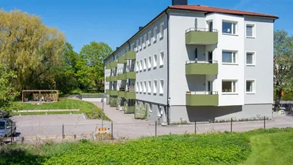 Bästa sydvästläge! Ljus gavel med stort kök, 2.70 m i tak & bevarad fiskbensparkett. Nytt duschrum.