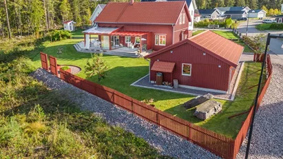 Nytt 2017 på hörntomt, insynsskyddad mot naturen, granne med Hemlingby, ca 20 min på cykel till stan