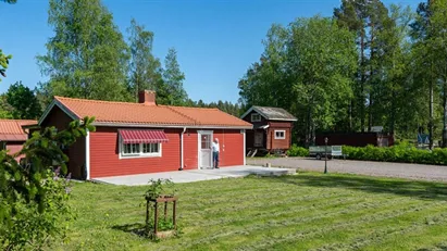 På rymlig tomt med en glimt av sjön i populära Sälgsjön med närhet till bad & natur
