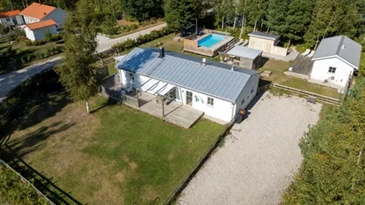 Modern enplansvilla med uppvärmd pool och gästhus i naturnära område