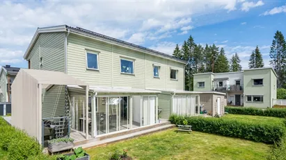 KOMMANDE FÖRSÄLJNING! Trevligt parhus i populärt område, två badrum samt inglasad altan!