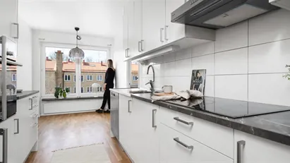 Garage finns - Nytt kök & duschrum med tvättpelare, nära stationen, Gavleån & centrum