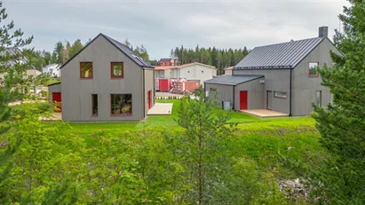 Ett hus kvar! Nytt & OANVÄNT med valmöjligheter kvar(!), vidbyggt garage. Lättskött tomt mot skogen.