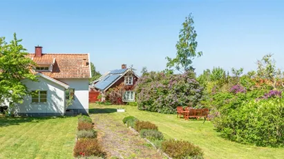 Villa med gästhus, solceller och fri utsikt över Kalmar och Ölandsbron!