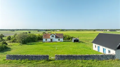 Fint putsat hus med karaktär och stor potential