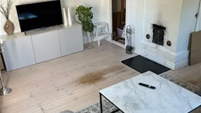Högt belägen mindre stuga i bymiljö