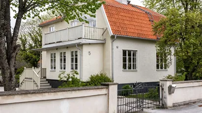 Underbar 1930-tals villa med lummig trädgård i Östra Vis idyll