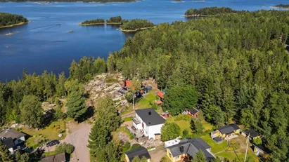 Här kommer kvällssolen in från havet, högt belägen bostad med naturen runt knuten och med havsutsikt